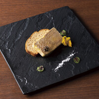 リッチに仕立てた鶏白レバーのパテ