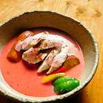 Shania - 季節替わりの限定メニュー。さくら色のスープカレー、美桜鶏の低温調理をメイン具材に。