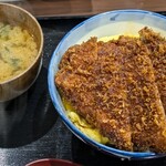 かつ丼 桜花 - リブロースカツ丼味噌汁、漬物つき