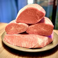 焼肉うしごろ 銀座店 - 下：ザブトン（佐賀） 中：ミスジ（山形）上：ヒレ（宮崎）