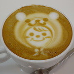 エコール・クリオロ - カプチーノ(クマキャップをかぶる女児)