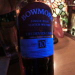 NEO SHOT BAR　深海の洞窟 - ●ボウモア　デビルズカスクのボトルだ。