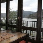 虹岳島荘 - 広縁には掘りごたつのテーブルがあり、湖を眺めながら寛げる。