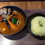 ピカンティ - ランチ ソーキ・スープ＝エビ曼荼羅・辛さ＝2.5 覚醒・ライス＝1.5盛
