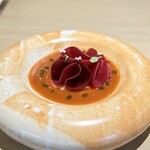 Le Du Restaurant and Wine Bar - ⑥バナナ海老 ビーツピクルス ガスパチョ風タマリンドソース 干し海老の粉