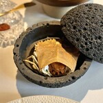 Haoma - ⑨追加：うちわ海老 プリセリー(ヨーグルト、ココナッツのスパイスカリー) ピクルスオニオン クラッカー+450バーツ