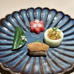 Nusara - ⑬海老ペーストサラダとスイカ キュウリとトマトリレッシュ 甘い豚バラ肉とピーナッツピュレ レモングラスのチャツネとビンロウの葉