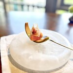 Côte by Mauro Colagreco - ③生ハム風に塩漬けスモークしたカジキマグロと赤肉メロン