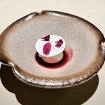 Nusara - ⑰オクラの花を添えたピンクグァバとローゼルのパフェ