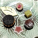 Nusara - ⑲ロンガンとローゼルハイビスカス タイ茶アイスクリームサンド ダークチョコレートとチャンタブリ産ピーナッツ バターとパッションフルーツ ザクロ入り若いココナッツゼリー パイナップルのシンフォニー マンゴー魚礁添え