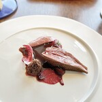 Côte by Mauro Colagreco - ⑪鳩肉の蒸し焼き キヌガサダケの頭 桑の実ソース 鳩肉のジュ