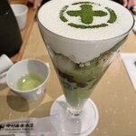 中村藤吉本店 京都駅店 - まるとパフェ　生クリームの下に抹茶ケーキ、しらたま、あずき、抹茶アイスクリーム、抹茶ゼリー、栗