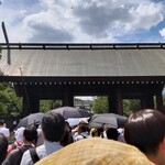 駅そば そば・うどん八起家 - この日の最高気温は体温超え、この暑さにもかかわらず参拝に並ぶ愛國者の皆様