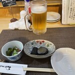 新勝 - お通しのワカメと胡瓜とカニカマ酢の物と、茄子煮