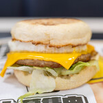 マクドナルド - 料理写真:2024.8 チーズロコモコマフィンコンビ(480円)