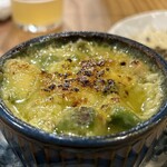 ビールと焼鳥 コーポ - アボカドと鶏肉のグラタン（ハラペーニョ入り）