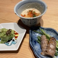 鮨 おにかい×2 - 前菜３種　ずんだ　カマンベールチーズ、おぼろ豆腐、シャコの漬け