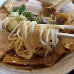 麺や しき - 限定！九十九里浜煮干し醤油（880円）麺リフト