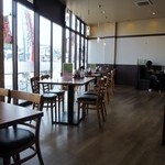 ステーキハンバーグ＆サラダバー けん - お店は道路に面しているので広くて明るく開放感があります