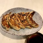 華園 - 自家製でやや厚い皮はもっちりとしながら歯切れ良く旨し。餡には余り調味せず、漬けだれで食べさせる。そしてその漬けだれが秀逸