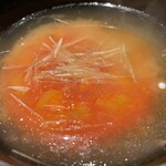 銀座 稲葉 - 味噌汁　トマト、地豚、焼きネギ