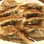 中崎バル ESTRELLA - パクチー餃子80％リピート