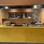 銀座 稲葉 - おくどさん（かまど）と炭火をお店中央部に設けている。ご飯には羽釜を使用。