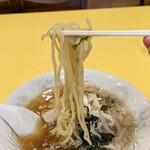 満腹ラーメン富田屋 - ちょっとモチモチ麺。スープをしっかりまとって美味しい。