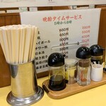 満腹ラーメン富田屋 - 調味料。夕方からのお酒タイムサービスもあり。