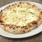 白めがねさんのpizza - 4種のチーズピザ(税込1600円)