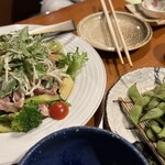 壱獻 - 牛肉のしゃぶしゃぶサラダ（左）、枝豆（右）