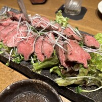 ダイナミックキッチン＆バー 響  新宿サザンタワー店 - ローストビーフサラダ仕立て