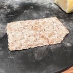 創作串揚げつだ - ふすま粉とライ麦 串揚げを置く板だが食べられる