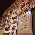 Japan - 食べログ的皿画像が天井に至るまでベタベタと・・・