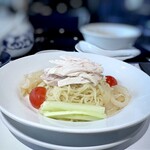 天神華都飯店 - 棒々鶏冷麺(麺は他店よりも少な目）・・蒸し鶏、胡瓜、クラゲなどが盛られ、ビジュアルがキレイ。^^