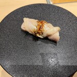 まる鮨 - はまぐり。丁寧にした処理してあって、1番好きだった