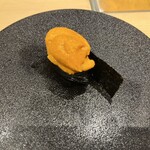 まる鮨 - 本場のウニ漁師の孫(小さい頃からいつも殻をとっていて、ご褒美が賄いのウニ丼だったらしい)が唸ったウニ。