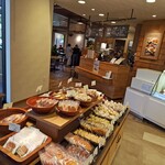 りんごの木 - 商品棚の奥にはイートインスペース