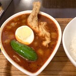 スープカレー屋 鴻 神田駿河台店 - オードリーのスープカレー【赤】チキン骨付きのルー。