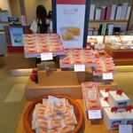 りんごの木 - 商品棚