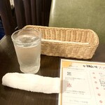 スープカレー屋 鴻 - テーブルセット。