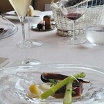 サンス・エ・サヴール - まぐろの1品は黒ニンニクのペーストと。面白い組み合わせですが、頭のなかと実際のお味が違いおもしろかったです。