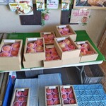 松代パーキングエリア 下り ショッピングコーナー - 上が白桃、下が今回買った桃