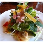 クロキ - 次にボリュームのある「前菜」・・お野菜タップリですよ。
お野菜の下には「帆立」「魚」「鶏肉」のグリル、、上には「生ハム」「チーズ」がのせられています