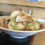 ぶんちゃんラーメン - 横から見たら更にボリュームアップ