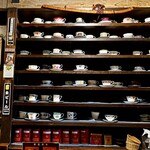珈琲道場 侍 - カウンターの目の前にはコーヒーカップが並んでいます