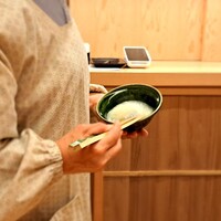 すき焼き あさい - 仲居さんが泡立てるタマゴ　名物です