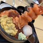 すみれ - イクラサーモン丼にホタテとウニをトッピング
