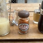 洋食の朝日 - 自家製ドレッシング、オリジナル仕様スパイス