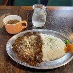 AKAI TORI - 黒カレー(スープ付)　大盛り トッピングチーズ